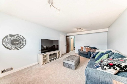52A Queen Alexandra Close Se, Calgary, AB - Indoor Photo Showing Other Room