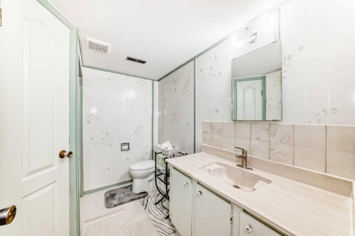 52A Queen Alexandra Close Se, Calgary, AB - Indoor Photo Showing Bathroom