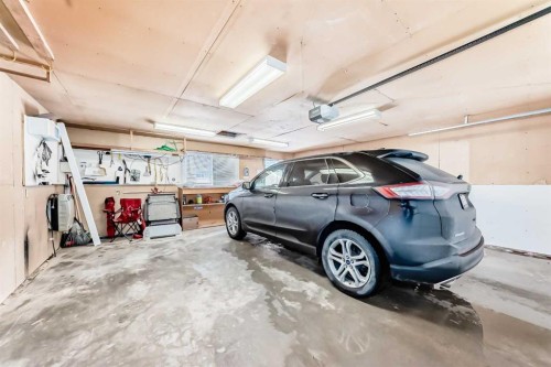 52A Queen Alexandra Close Se, Calgary, AB - Indoor Photo Showing Garage
