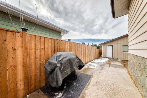 52A Queen Alexandra Close Se, Calgary, AB - Outdoor With Exterior