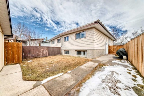 52A Queen Alexandra Close Se, Calgary, AB - Outdoor