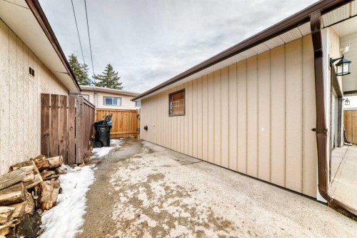 52A Queen Alexandra Close Se, Calgary, AB - Outdoor With Exterior