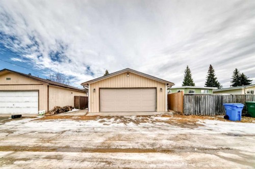 52A Queen Alexandra Close Se, Calgary, AB - Outdoor With Exterior