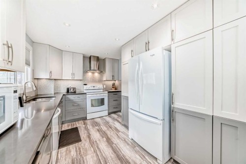 52A Queen Alexandra Close Se, Calgary, AB - Indoor Photo Showing Kitchen