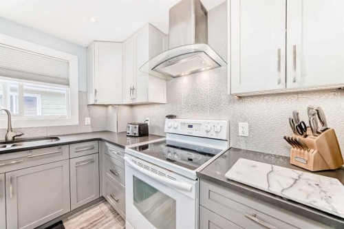 52A Queen Alexandra Close Se, Calgary, AB - Indoor Photo Showing Kitchen