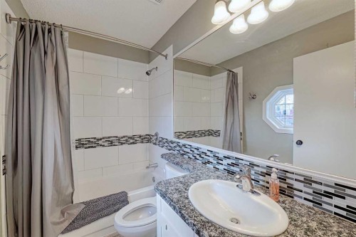 210 Mt Lorette Close Se, Calgary, AB - Indoor Photo Showing Bathroom
