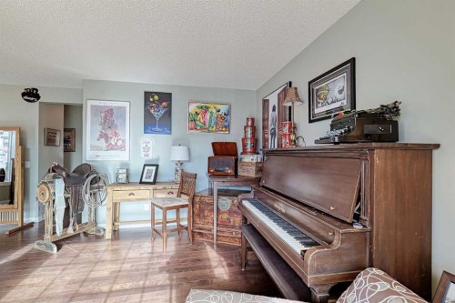 210 Mt Lorette Close Se, Calgary, AB - Indoor