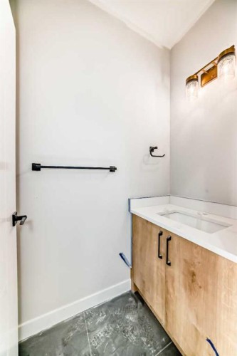 524 Heritage Boulevard, Cochrane, AB - Indoor Photo Showing Bathroom