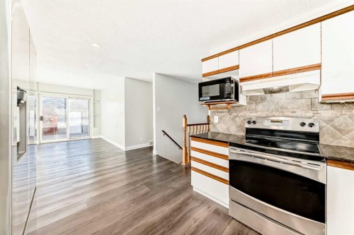 2831 63 Avenue Sw, Calgary, AB - Indoor Photo Showing Kitchen