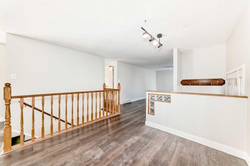 2831 63 Avenue Sw, Calgary, AB - Indoor Photo Showing Other Room