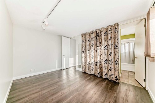 2831 63 Avenue Sw, Calgary, AB - Indoor Photo Showing Other Room