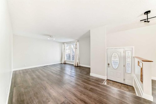 2831 63 Avenue Sw, Calgary, AB - Indoor Photo Showing Other Room