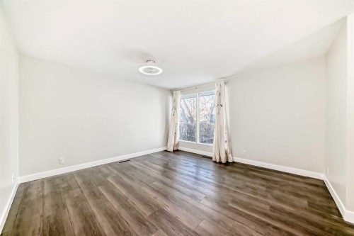 2831 63 Avenue Sw, Calgary, AB - Indoor Photo Showing Other Room