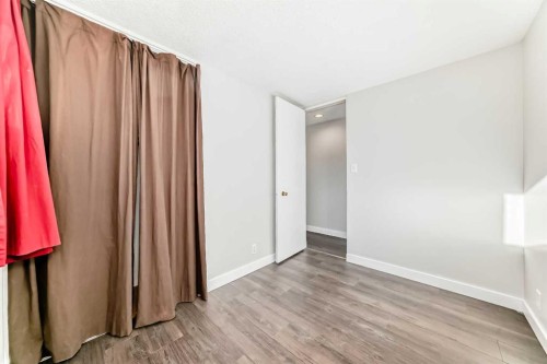 2831 63 Avenue Sw, Calgary, AB - Indoor Photo Showing Other Room