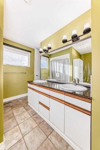 2831 63 Avenue Sw, Calgary, AB - Indoor Photo Showing Other Room