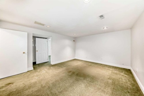 2831 63 Avenue Sw, Calgary, AB - Indoor Photo Showing Other Room