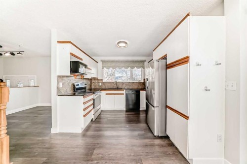 2831 63 Avenue Sw, Calgary, AB - Indoor Photo Showing Kitchen