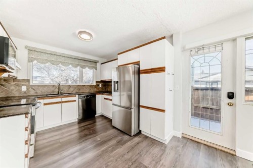 2831 63 Avenue Sw, Calgary, AB - Indoor Photo Showing Kitchen