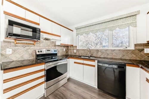 2831 63 Avenue Sw, Calgary, AB - Indoor Photo Showing Kitchen
