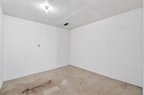 115 Abingdon Court Ne, Calgary, AB - Indoor Photo Showing Other Room