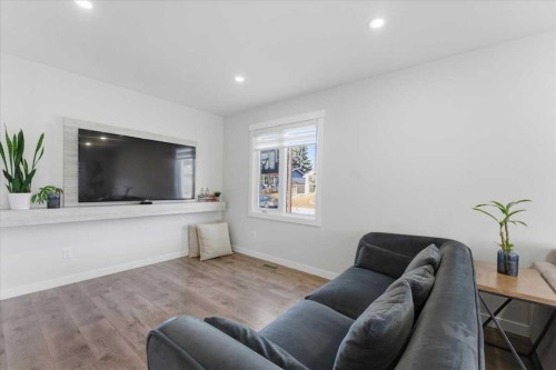6603 Malvern Road Ne, Calgary, AB - Indoor Photo Showing Living Room
