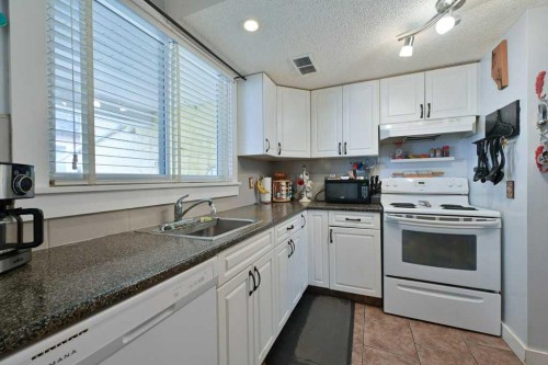 5-7740 Hunterview Drive Nw, Calgary, AB - Indoor Photo Showing Kitchen