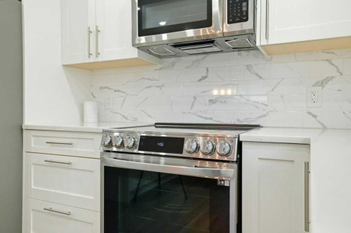 3 Kentish Drive Sw, Calgary, AB - Indoor Photo Showing Kitchen
