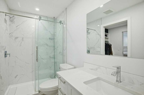3 Kentish Drive Sw, Calgary, AB - Indoor Photo Showing Bathroom