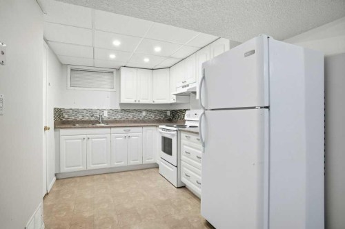 3 Kentish Drive Sw, Calgary, AB - Indoor Photo Showing Kitchen