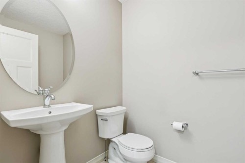 33 Sundown Grove, Cochrane, AB - Indoor Photo Showing Bathroom