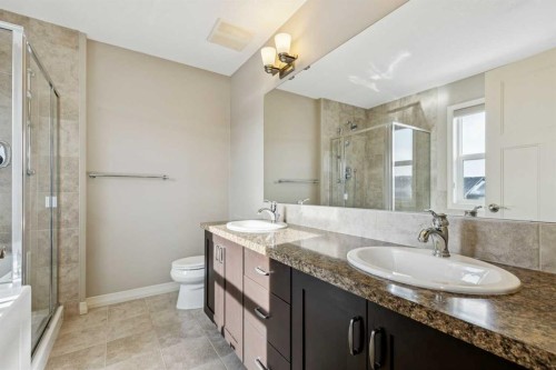 33 Sundown Grove, Cochrane, AB - Indoor Photo Showing Bathroom