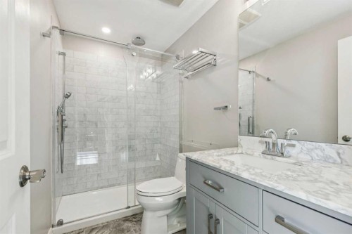 33 Sundown Grove, Cochrane, AB - Indoor Photo Showing Bathroom