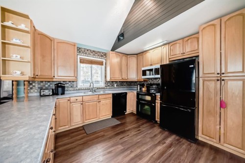 63 Sands Street, Rochon Sands, AB - Indoor Photo Showing Kitchen