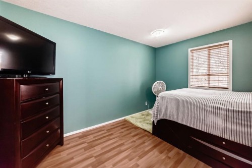 63 Sands Street, Rochon Sands, AB - Indoor Photo Showing Bedroom
