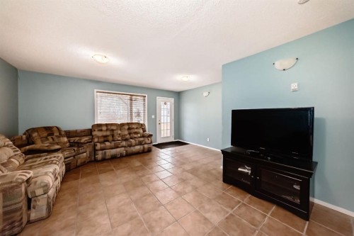 63 Sands Street, Rochon Sands, AB - Indoor Photo Showing Living Room