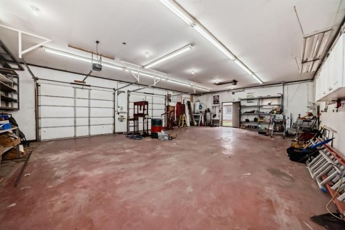 63 Sands Street, Rochon Sands, AB - Indoor Photo Showing Garage