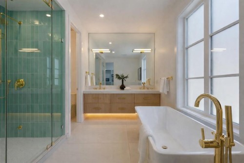 2207 Victoria Crescent Nw, Calgary, AB - Indoor Photo Showing Bathroom