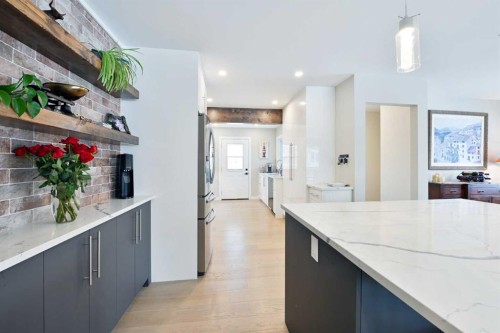 6427 Lombardy Crescent Sw, Calgary, AB - Indoor Photo Showing Kitchen