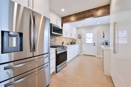 6427 Lombardy Crescent Sw, Calgary, AB - Indoor Photo Showing Kitchen With Upgraded Kitchen