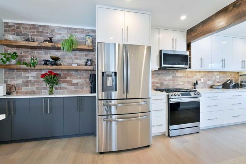 6427 Lombardy Crescent Sw, Calgary, AB - Indoor Photo Showing Kitchen With Upgraded Kitchen