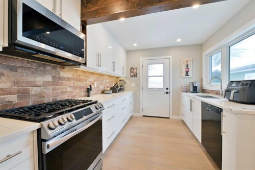 6427 Lombardy Crescent Sw, Calgary, AB - Indoor Photo Showing Kitchen With Upgraded Kitchen