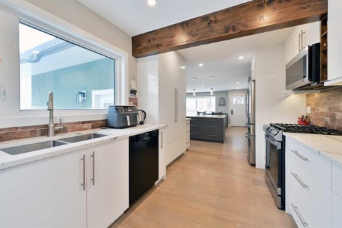6427 Lombardy Crescent Sw, Calgary, AB - Indoor Photo Showing Kitchen With Double Sink With Upgraded Kitchen