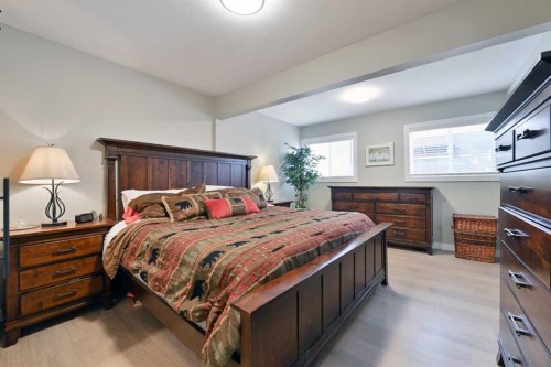 6427 Lombardy Crescent Sw, Calgary, AB - Indoor Photo Showing Bedroom