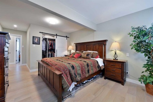 6427 Lombardy Crescent Sw, Calgary, AB - Indoor Photo Showing Bedroom