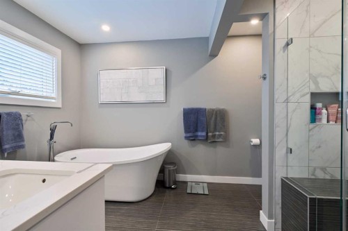 6427 Lombardy Crescent Sw, Calgary, AB - Indoor Photo Showing Bathroom