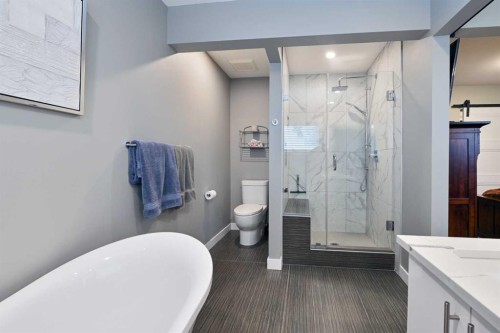 6427 Lombardy Crescent Sw, Calgary, AB - Indoor Photo Showing Bathroom