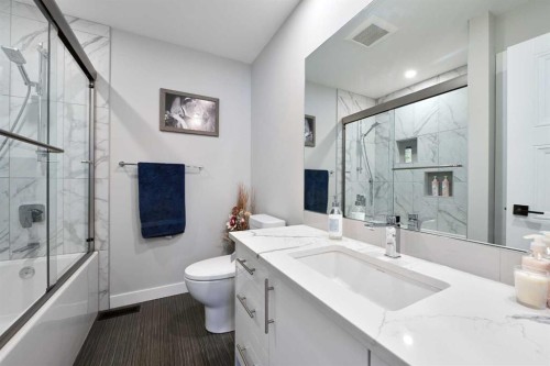 6427 Lombardy Crescent Sw, Calgary, AB - Indoor Photo Showing Bathroom
