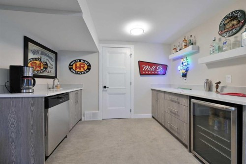 6427 Lombardy Crescent Sw, Calgary, AB - Indoor Photo Showing Kitchen
