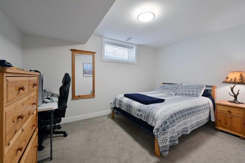 6427 Lombardy Crescent Sw, Calgary, AB - Indoor Photo Showing Bedroom