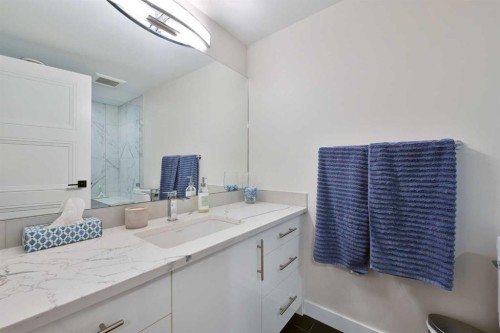 6427 Lombardy Crescent Sw, Calgary, AB - Indoor Photo Showing Bathroom